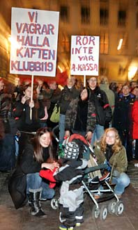Omkring tusen människor protesterade mot regeringens förslag. Foto: Bertil Ericson/PrB
