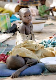 Barn i ett flyktingläger i landet Tchad. Människorna har flytt från Darfur. Foto: Christopher Ena/Scanpix