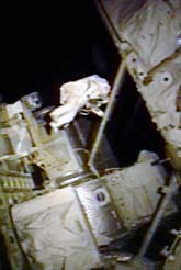 Christer Fuglesang svävar utanför rymdstationen. Foto: NASA/Scanpix