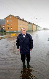 Försvarsminister Mikael Odenberg i det översvämmade Mölndal. Foto: Björn Larsson Rosvall/Scanpix