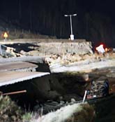 Vägen rasade och flera bilar drogs med i raset. Foto: Per Landen/Scanpix