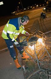 En stor lyktstolpe har blåst ner över en väg utanför Stockholm. Foto: Johan Nilsson/Scanpix