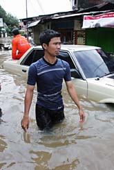 Indonesien har drabbats av stora översvämningar. Foto: Dita Alangkara/AP Photo/Scanpix