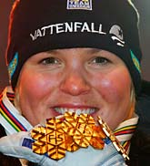 Anja Pärson har blivit historisk. Ingen annan åkare har tagit guld i alla fem tävlingsgrenarna i utförsåkning. Foto: Allessandro Trovati/Scanpix