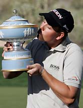 Henrik Stenson pussar på sin vinnar-pokal. Foto: Ross D Franklin/AP Photo/Scanpix