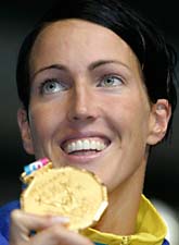 Therese Alshammar med sin senaste guldmedalj. Foto: Mark Baker/AP Photo/Scanpix