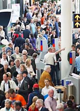 Mycket folk samlas på danska flygplatsen Kastrup när SAS resor ställs in. Foto: John McConnico/AP Photo/Scanpix