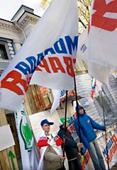 Ryssar protesterar utanför Estlands ambassad i Moskva. Foto: Claudio Bresciani/Scanpix