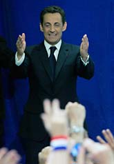 Nicolas Sarkozy jublar efter sin seger i valet. Christophe Ena/Scanpix