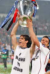 Milans stjärna Kaka lyfter pokalen. Milan är bäst i Europa. Foto: Thanassis Stavrakis/Scanpix