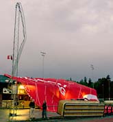 Luftballongen har kraschlandat på Kärrtorps idrottsplats i Stockholm. Foto: Pontus Lundahl/Scanpix