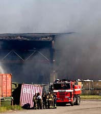 Röken från branden i Norrköping är giftig. De som bor i närheten ska stanna inne och låta bli att öppna fönstren. Foto: Pontus Lundahl/Scanpix