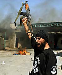 En man från Hamas firar att Hamas har tagit makten i Gaza. Foto: Hatem Omar/AP Photo/Scanpix