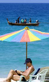 Solen kan ge cancer, men kan kanske skydda från andra sorters cancer. Foto: Apichart Weerawong/AP Photo/Scanpix