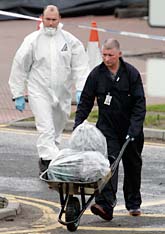 Två experter kör bort saker som ska undersökas efter terrordådet vid flygplatsen i Glasgow. Foto: Scott Heppell/AP Photo/Scanpix