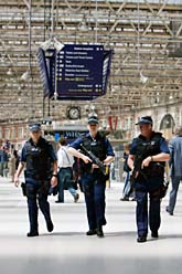 Engelska poliser vaktar en tågstation i Londons centrum. Foto:Lefteris Pitarakis/Scanpix