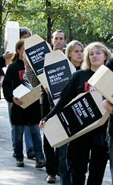 Läkare utan gränser protesterar mot svälten i världen. Foto: Bertil Ericson/Scanpix
