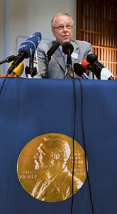 Hans Jörnvall från Nobel-kommittén berättar vilka som får medicin-priset. Foto: Anders Wiklund/Scanpix
