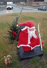Rondellhunden är borta. Nu har en tomte tagit över i rondellen på Nyköpingsvägen i Södertälje. Foto: Johan Nilsson/Scanpix