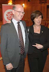 Mona Sahlin pekar på Thomas Östros. Foto: Leif R Jansson/Scanpix