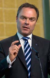 Utbildningsminister Jan Björklund tror att eleverna vill lära sig mer med nya betyg. Foto: Maja Suslin/Scanpix