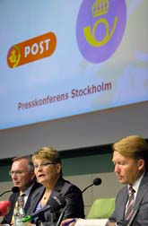 Postens chef Erik Olsson, näringsminister Maud Olofsson och danske postens chef Fritz H Schur berättar av danska och svenska posten ska slås ihop. Foto: Tobias Lundgren/Scanpix