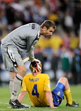 Andreas Isaksson tröstar Petter Hansson efter förlusten mot Ryssland. Foto: Martin Meissner/Scanpix