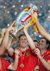 Äntligen! Fernando Torres och hans lagkompisar jublar efter segern i EM. Foto:Bernat Armangue/Scanpix