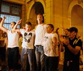 Folk i den bosninska staden Sarajevo jublar när de får veta att Karadzic gripits. Foto: Hidajet Delic/Scanpix.