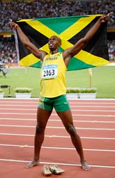 Usain Bolt jublar efter segern på 100 meter i OS. Foto: Robert F. Bukaty/Scanpix