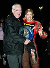 Landshövdingen Lars Engkvist gratulerar Lejonen till SM-guldet. Foto: Ted Karlsson/Scanpix