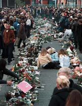 Människor sörjer de 63 döda ungdomarna i brandkatastrofen i Göteborg. Foto: Björn Olsson/Scanpix.