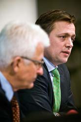 I måndags sade Riksbankscheferna Lars Nyberg och Mattias Persson att de ska hjälpa banken Carnegie. De lånar ut en miljard kronor. Foto: Marc Femenia/Scanpix. 