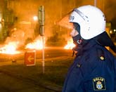Det började brinna på flera ställen när ungdomar kastade sten och sköt raketer mot polisen. Foto: Stig Åke Jönsson/Scanpix.