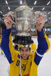 Andreas Westh med VM-pokalen. Foto: Fredrikson Sandberg.