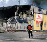 Flera mataffärer brann i Södertälje. Foto: Gunnar Lundmark/Scanpix