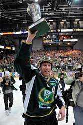 Jörgen Jönsson med sin senaset SM-pokal. Foto: Lars Hedelin/Scanpix