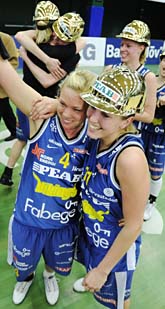 Solnas damer firar SM-guldet i basket. Foto: Markus Dahlberg/Scanpix
