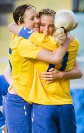 Glada svenskor kramas efter mål mot Brasilien. Foto: Björn Larsson Rosvall/Scanpix
