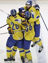 Svenskt jubel efter segern i kvartsfinalen. Foto: Misha Japaridze/Scanpix