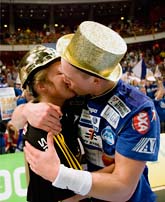 Två svenska mästare firar. Jennny Wikensten från Sävehof och Charlie Sjöstrand i Alingsås. Foto: Sören Andersson/Scanpix