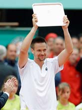 Robin Söderling ser nöjd ut efter finalen i Franska mästerskapen. Foto: Christophe Ena/AP Photo/Scanpix 