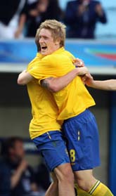 Rasmus Elm och Pontus Wernbloom kramas efter 1-0-målet. Foto: Andreas Hillergren/Scanpix