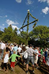 Många hoppas på sol på midsommar. Foto: Hasse Holmberg/Scanpix