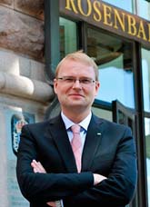 Tobias Krantz utanför sin nya arbetsplats. Foto: Bertil Ericson/Scanpix