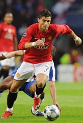 Christiano Ronaldo säljs till Real Madrid för ofattbara en miljard kronor. Foto: AP/Paulo Duarte/Scanpix