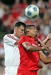 Hård kamp om bollen i Kalmars match mot Debrecen. Foto Norbert Meszaos/Scanpix.
