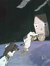 Christer Fuglesang flyttar den stora tanken. Foto: NASA/AP/Scanpix