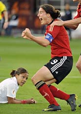 Birgit Prinz jublar efter att ha satt första målet i EM-finalen. Foto: Antti Aimo Koivisto/AP/Scanpix