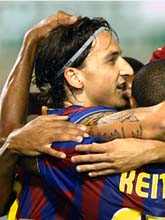 Zlatan jubar och gratuleras efter sitt mål. Foto: Juan Manuel Serrana/AP/Scanpix